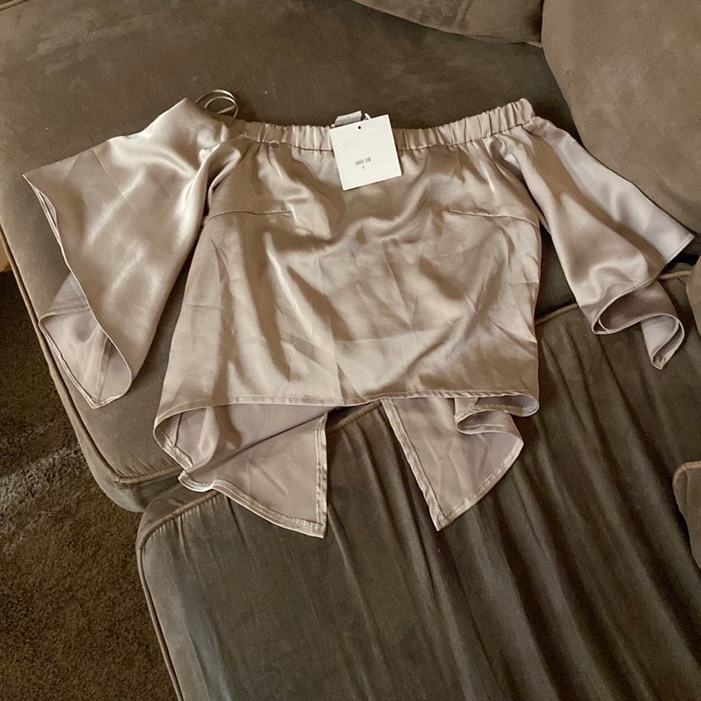 Beautiful taupe silky off the shoulder top w split back side and trumpet sleeves